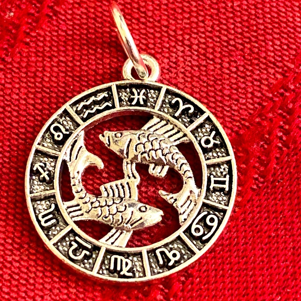 5/$10❤️❤️❤️NEW TIBETAN SILVER PISCES ZODIAC CHARM PENDANT